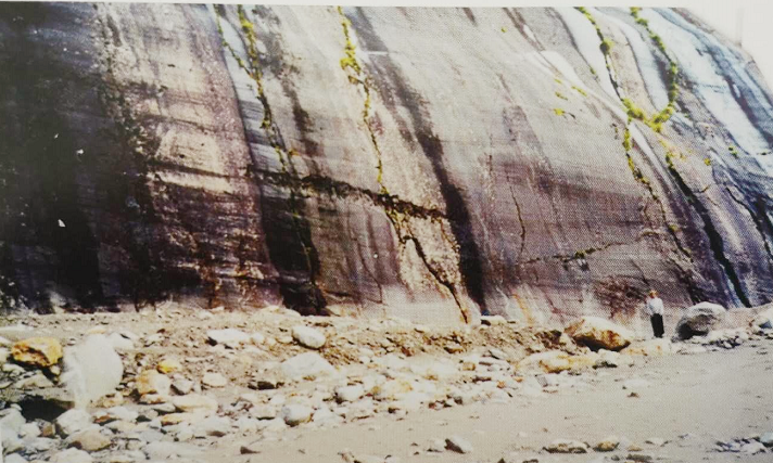 在冰床上,有时可以看到大面积被冰川磨蚀的平面,为基岩磨光面.